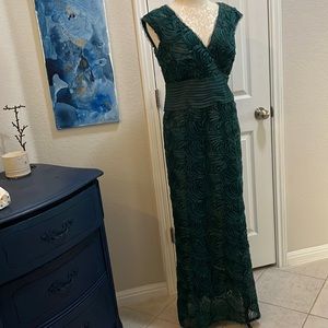 TADASHI Emerald and gold evening/formal dress 💚